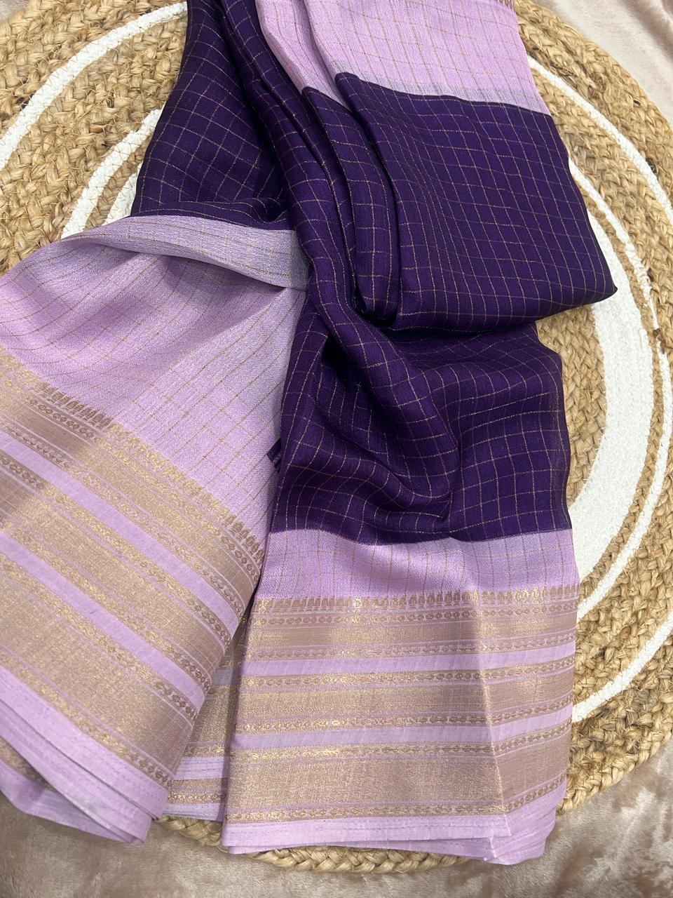 Lavender pallu with gold zari border detail